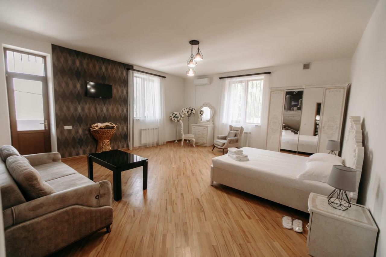 Castle Family Hotel Erywań Zewnętrze zdjęcie