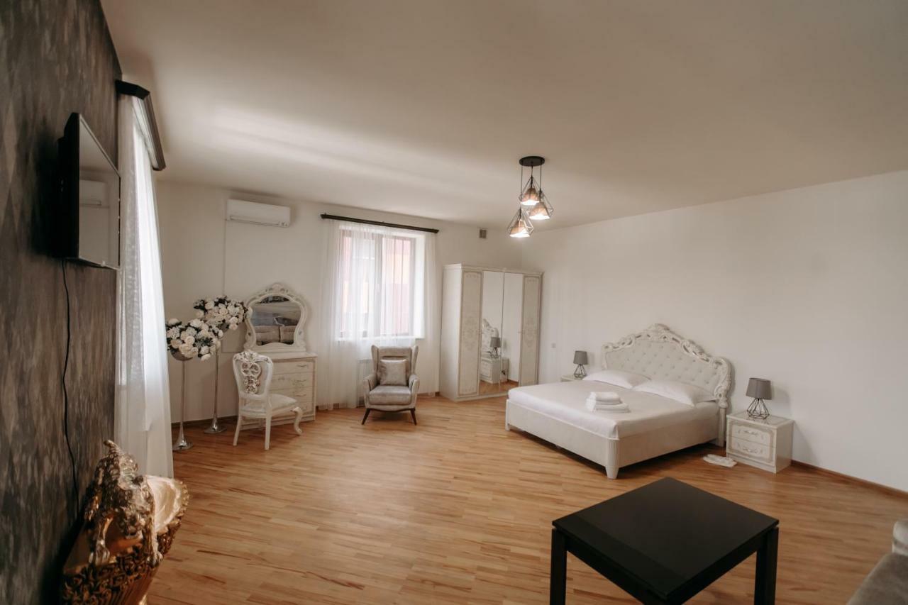 Castle Family Hotel Erywań Zewnętrze zdjęcie
