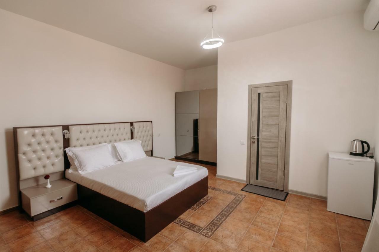 Castle Family Hotel Erywań Zewnętrze zdjęcie