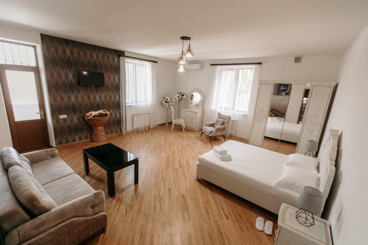 Castle Family Hotel Erywań Zewnętrze zdjęcie
