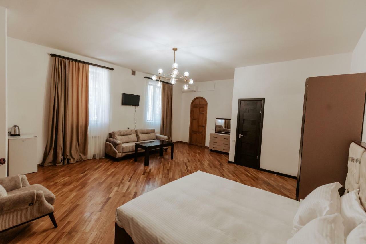 Castle Family Hotel Erywań Zewnętrze zdjęcie